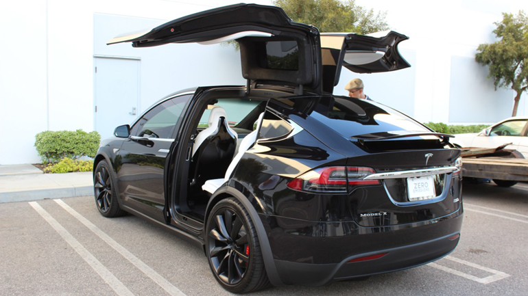 H Mercedes έκανε φύλλο και φτερό ένα Tesla Model Χ!